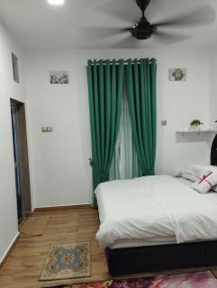 Inap Idaman 6 Queen Bed Near HUSM - 3