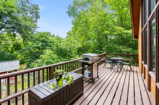 Quaint Loft Cabin w Hot Tub, FirePit, Deck & Grill - Hedgesville - 7