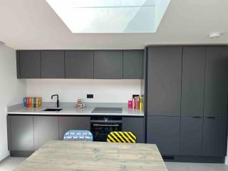 Modern design, parking, central of Christchurch - Christchurch - 4