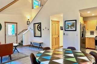 Modern Beaver Valley Cabin with Hot Tub and Games! - 3
