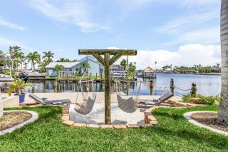 Stunning Waterfront Villa Direct Gulf Access, Kayaks, Heated Pool Sanctuary on Savona - Cape Coral - 5