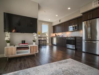 KING BED Modern 2 Bed 2 Bath Pool & Hot Tub - Mountain View - 8