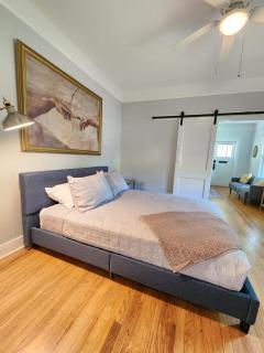 Cozy Vintage Bungalow @Mills50 District - 4