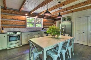 Creekside cabin w/ hot tub, fireplace & trail - Newland - 5