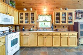 12 Mi to Staunton River Nathalie Cabin with Deck - Nathalie - 1