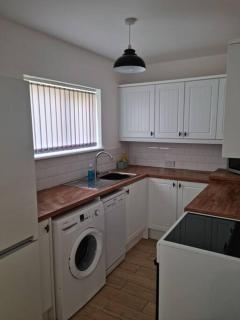 5 bedroom house - Cheshire Oaks - 3