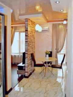 Republic Square, Charming Balcony Apartment in City Center, Best Location! - Yerevan - 0