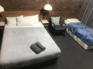 Golden West Motor Inn - Miles - 6