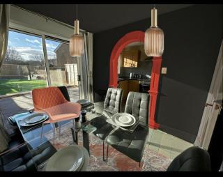 Orchard House - Great Design, Cul-De-Sac Suitably located for Family and Business Travellers, Free Wifi & Free Parking available , Outdoor Garden - Swindon - 3
