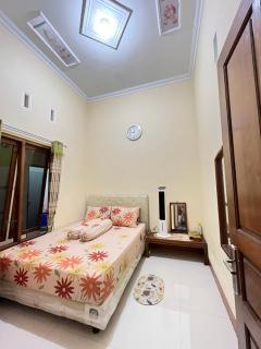 Guesthouse Eldys Jogja - Gondowulung - 6