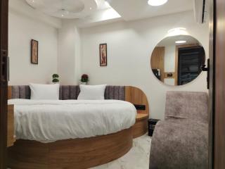 HOTEL LAVISH - 3