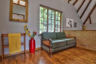 CASTLE COTTAGE Self catering fully equipped homely 120sqm double story king bed cottage in a lush green neighborhood - Hillcrest - 3