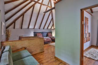 CASTLE COTTAGE Self catering fully equipped homely 120sqm double story king bed cottage in a lush green neighborhood - Hillcrest - 8