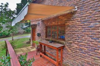 CASTLE COTTAGE Self catering fully equipped homely 120sqm double story king bed cottage in a lush green neighborhood - Hillcrest - 6