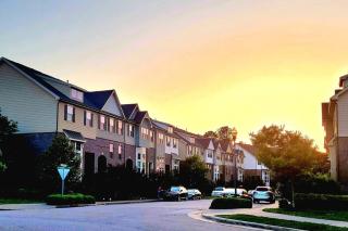 Modern & Luxurious 3 Bdrm 2.5 Bath Townhome - Apex - 2