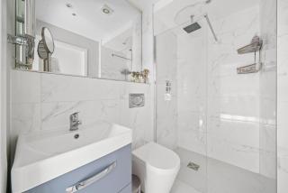 Captivating 3-Bed House in London Holland Park - 4