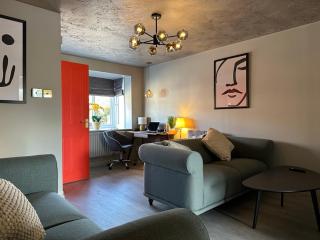 Orchard House - Great Design, Cul-De-Sac Suitably located for Family and Business Travellers, Free Wifi & Free Parking available , Outdoor Garden - Swindon - 7