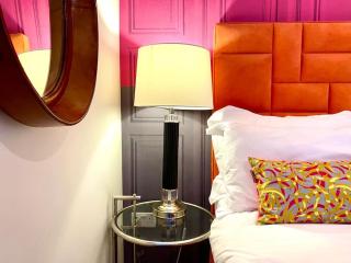 Incredible Apartment - Amazing Location - Free Parking & WiFi! - 5