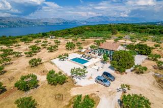 Secluded vacation house Bračuta with swimming pool - Pučišća - 6