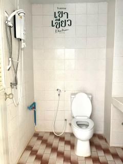 KHAO KIEOW Hotel โรงแรมเขาเขียว - - 4