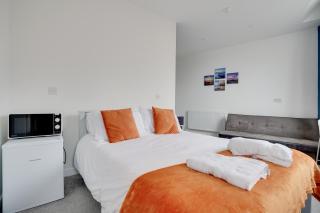 Homesly Guest Rooms, Comfortable En-suite Guest Rooms with Free Parking and Self Check-in - 1