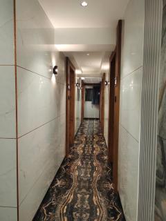 HOTEL LAVISH - Ahmedabad - 9