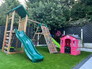 Large NEW Detached House Woolton, Families, FREE Parking, Massage, BBQ, Play room & MORE - Woolton - 1