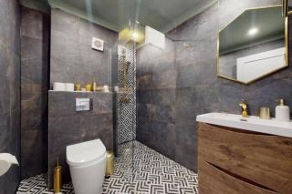 Stunning Hyde Park Home with Private Balcony & Lift Elevator Access - 6