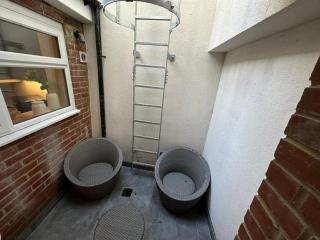 Two Bedroom House In Kilburn - 9