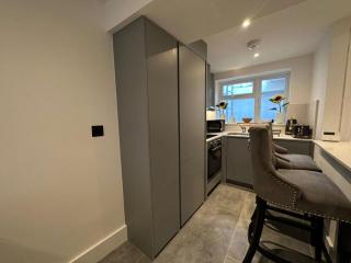 Two Bedroom House In Kilburn - 6
