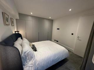 Two Bedroom House In Kilburn - 5