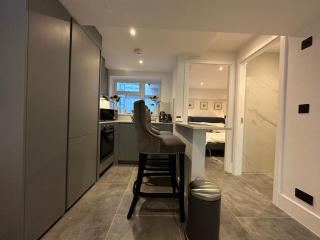 Two Bedroom House In Kilburn - 3