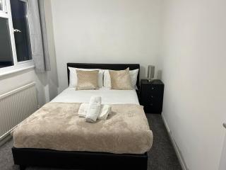 Spacious Comfortable 4 Bedroom House - Aylesbury - 6