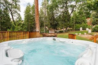 Sequoia Retreat- Spacious Cabin, Hot tub, & Sundeck - 8