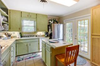 Lovely Bryan Home with Deck - 4 Mi to Kyle Field! - 2