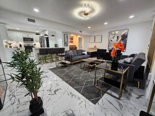 Duplex walk To Lake Eola Orlando Sleeps 8 - Monthly Stays - 0