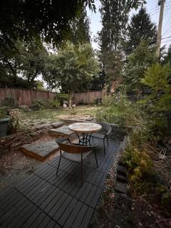 Compact private room, private bathroom, laundry & free parking in a lovely Vancouver neighborhood - 6