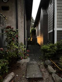 Compact private room, private bathroom, laundry & free parking in a lovely Vancouver neighborhood - 7