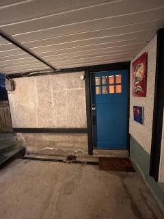 Compact private room, private bathroom, laundry & free parking in a lovely Vancouver neighborhood - 5