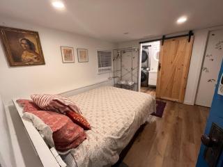 Compact private room, private bathroom, laundry & free parking in a lovely Vancouver neighborhood - 4