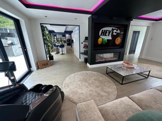 Large NEW Detached House Woolton, Families, FREE Parking, Massage, BBQ, Play room & MORE - Woolton - 0