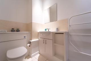 Spacious Apartment in Woking Town Centre - 7