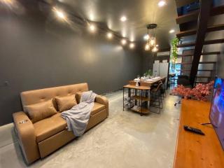 SelfCheckIn TownHome in Charoen Nakhorn 60 near BTS Iconsiam Asiatique and Chaophraya River Maximum 4 Guests - Bangkok - 1
