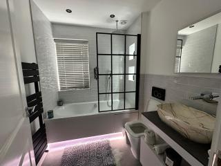 A luxury 2 bedroom apartment - 8