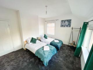 Perfect for Contractors & Families! 7 Beds Free Parking - 8