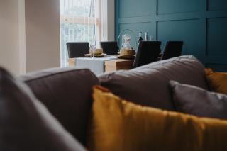 Brimmond Homes - nr to Univ, Hospitals, o2 Apollo, PLAB & 7 mins to City Centre - Stylish, Modern & Secure 2 Bed, 2 Bath Apt with Allocated Free Parking - Manchester - 1