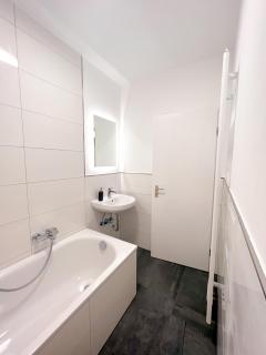 3 Zimmer mit 6 Betten, große Küche, neues Bad, 7min zur A1 - 5