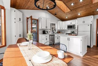 Delightful 3-bedroom cabin with hot tub - 4