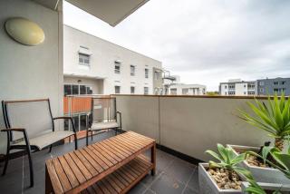 Get Comfy on Frew - CBD Stay near Parklands & Dining - 9