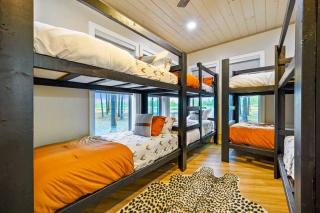 Sleeps 22 • 9 Hole Mini Golf • Amenities • Lake! - Broken Bow - 5